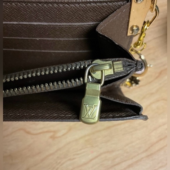 ✅AUTHENTIC DAMIER LONG WALLET ONCHAIN CROSSBODY - Picture 7 of 9